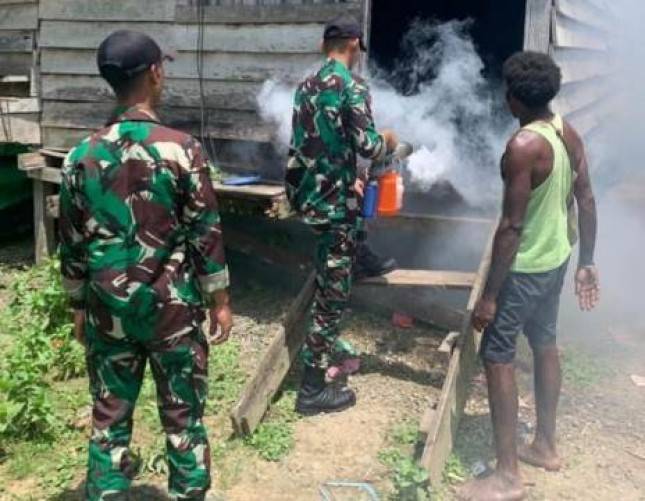 Berantas Malaria Satgas Yonif 143/TWEJ Lakukan Fogging di  Kampung Pedalaman Papua