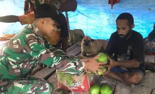 Warga Gembira Didatangi Satgas Yonif 143/TWEJ, Ini Alasannya