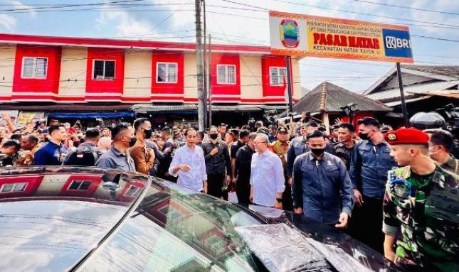 Presiden Jokowi Tinjau Harga Komoditas Pangan di Pasar Natar Lampung