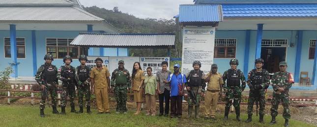 Satgas Yonif Raider 200/BN Bantu Pengawasan UAS di SDN Kelila