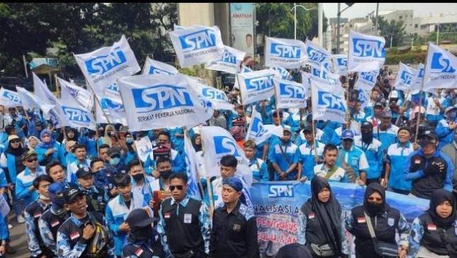 Serikat Pekerja Nasional (SPN) Gelar Unjuk Rasa, di halaman Mabes Polri di jalan Trunojoyo Jakarta.