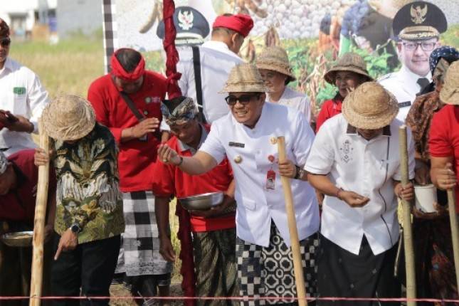 Tekan Angka Kedelai Impor, Bupati Tabanan Jalin MOU untuk Budidaya Kedelai demi Memenuhi Kebutuhan Masyarakat Tabanan