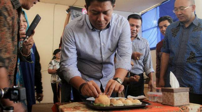 Begini Cara Unik Masyarakat Malang Menyajikan Jajanan Tradisional Onde-Onde