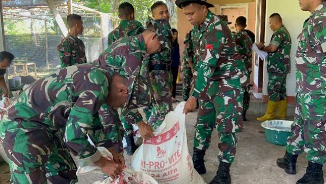 Yonif RK732/Banau Kalbar Terapkan Pemakaian Pupuk Bokashi