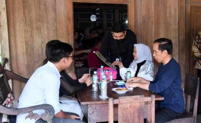 Akhir Pekan, Presiden Jokowi dan Ibu Iriana Kunjungi Warung Kopi Klotok di Sleman Yogyakarta