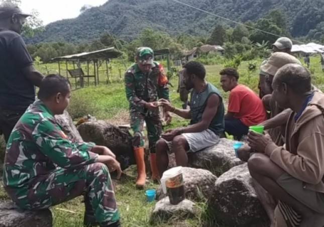 Babinsa Koramil Jila Mimika Komsos dan Berbagi Sembako ke Warga Binaan