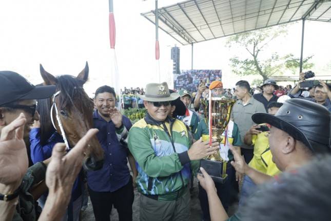 Panglima TNI Laksamana Yudo Margono  Gelar Piala Pacuan Kuda Kali Pertama