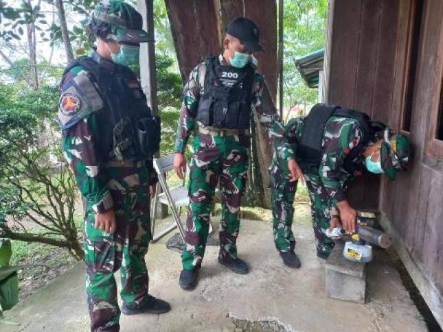 Satgas Yonif Raider 200/BN Bantu Cegah Malaria di Kampung Hulu Atas