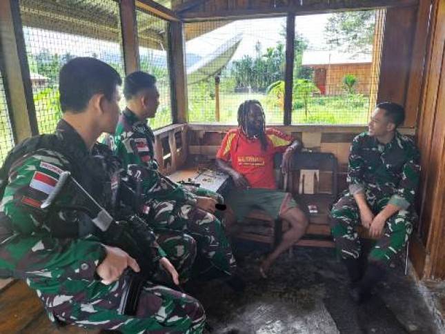 Satgas Yonif Raider 200/BN Kunjungi Rumah Warga Kampung Wakolani