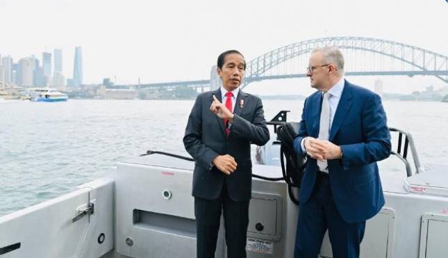 Momen Keakraban Presiden Jokowi dan PM Albanese di Kapal