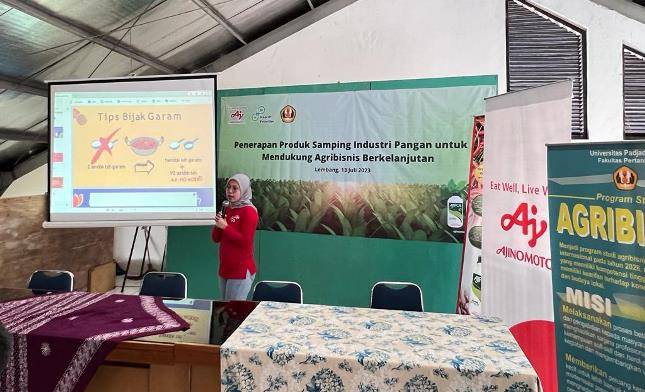 Ajinomoto Kenalkan Ajifol, Pupuk Daun Dari Unsur Hara Mikro Kepada Para Petani di Lembang. 