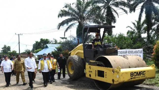 Presiden Jokowi Tinjau Perbaikan Infrastruktur Jalan di Provinsi Bengkulu