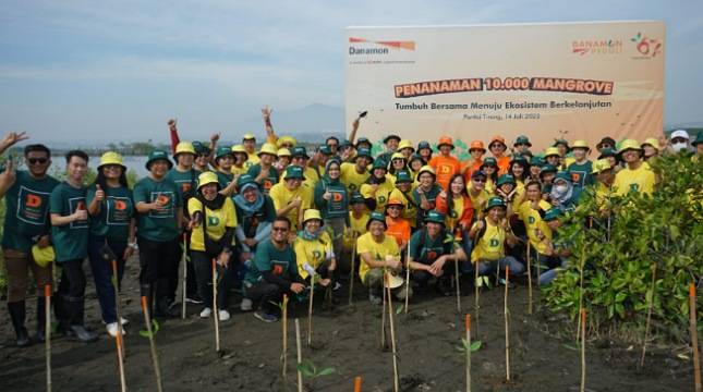 Gandeng Yayasan BenihBaik, Danamon Tanam 10.000 Mangrove di Pantai Tirang, Semarang