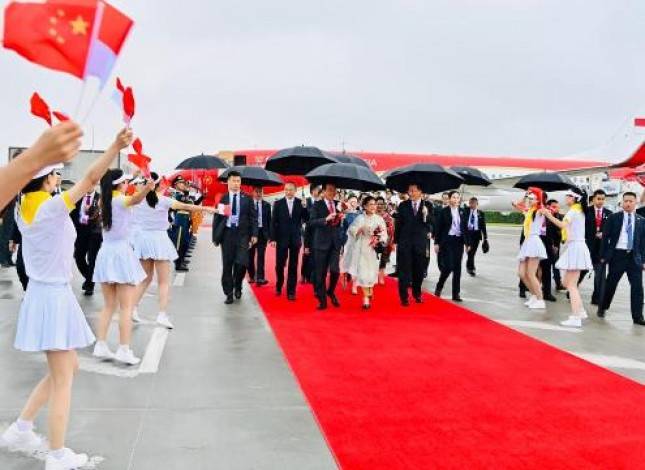 Presiden Jokowi dan Ibu Iriana Tiba di Chengdu RRT