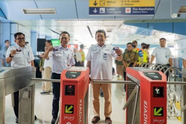 Perluas Akseptasi, JakCard Bank DKI Kini Bisa Digunakan Sebagai Tiket Perjalanan KRL