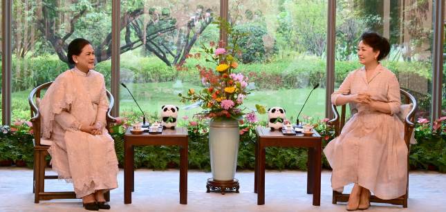 Momen Ibu Iriana Jokowi Minum Teh dengan Madam Peng Liyuan