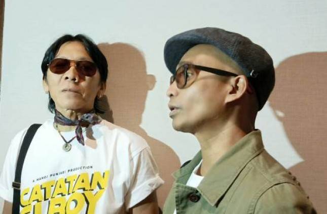 Bimbim Slank Deg Degan Membawakan Soundtrack Catatan Si Boy karya Harry Sabarm