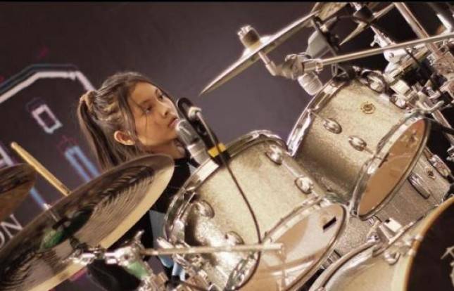 Remaja Cantik Dica Melo, Drummer Berprestasi Dengan Warisan Bakat dari Sang Ayah