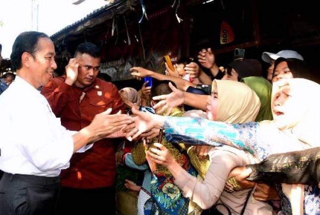 Presiden Jokowi Tinjau Harga Sejumlah Komoditas Pangan di Pasar Grogolan Baru Pekalongan