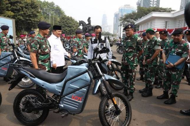 Menhan Prabowo  Subianto Serahkan 100 Unit Rantis E-Tactical Sergap Produk Dalam Negeri Kepada TNI dan Polri