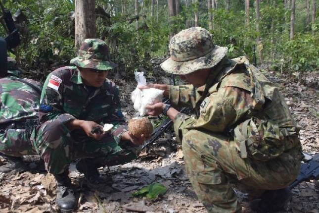 Di Hutan Selogiri, Prajurit Korps Marinir TNI AL Melaksanakan Jungle Survival Bersama Personel Militer Negara Lain