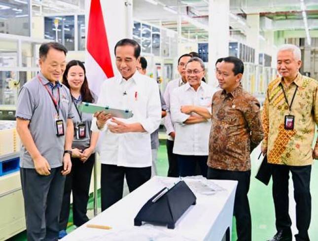 Presiden Jokowi Tinjau Pabrik Baterai Mobil Listrik di Karawang
