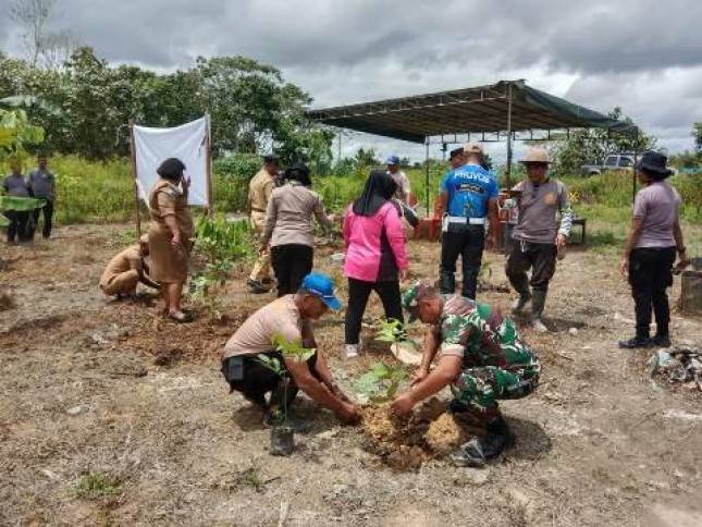 Sebagai Bentuk Kepedulian Kepada Lingkungan, Danramil 1710-02/Timika Turut Menanam Pohon Pada Acara Polri Lestari Negeri