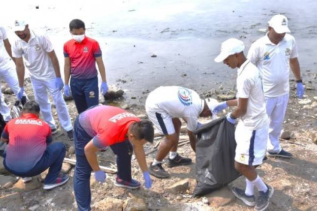 Bakamla RI Bersama Indian Coast Guard Ship (ICGS) Bersihkan Pantai Marunda