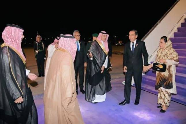 Dari RRT, Presiden Jokowi dan Ibu Iriana Tiba di Riyadh