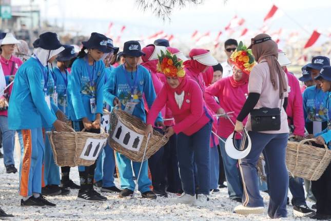 Ibu Iriana dan OASE KIM Dukung Gernas BCL Atasi Sampah Plastik di Laut