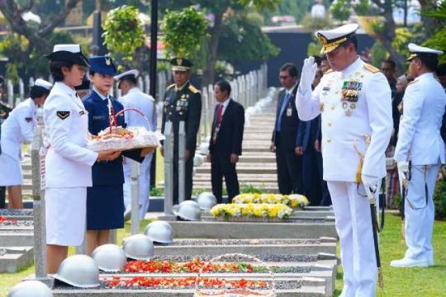 Panglima TNI  Hadiri Upacara Peringatan Hari Pahlawan dan Tabur Bunga di TMP Kalibata