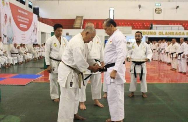 Letjen TNI Nyoman Cantiasa disematkan Dan Kehormatan Oleh PP INKAI saat latihan Para Master Karate Jepang