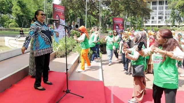 Ketika Menteri Yohana Mengajak Para Lansia Bergoyang Maumere
