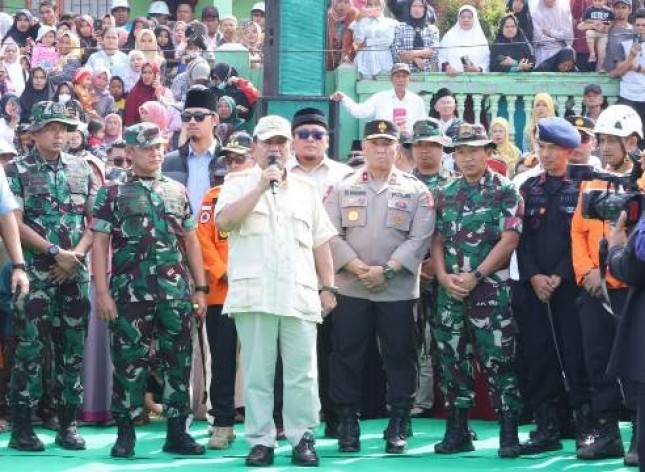 Menhan Prabowo Subianto Beri Santunan Kepada Korban Erupsi Gunung Marapi di Kabupaten Agam, Sumbar