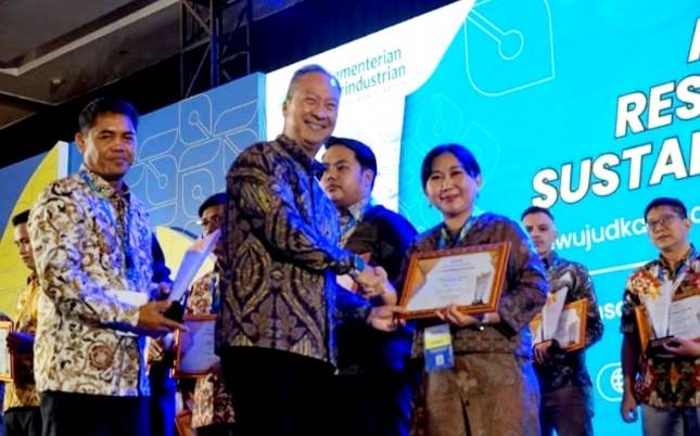 Menperin Agus Berikan Penghargaan untuk Industri yang Komitmen Terapkan Industri Berkelanjutan