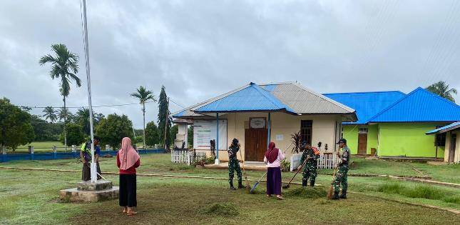 Jalin Gotong Royong Antara Prajurit Tamalatea Dengan Warga di Balai Kampung Sipias  