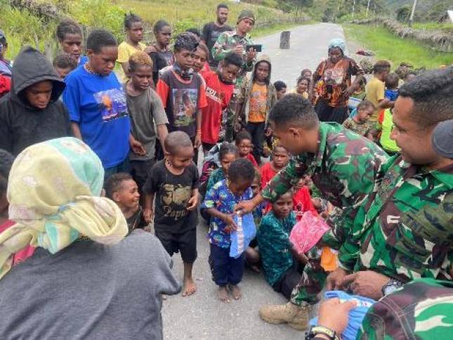 Babinsa Posramil 1714-08/Nioga Laksanakan Komsos Dengan Cara Kenali, Datangi dan Layani Masyarakat