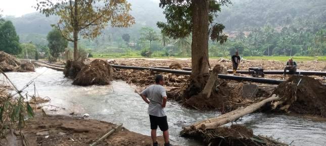 Pemerintah Kabupaten Subang, PDAM Tirta Rangga dan Pabrik AQUA Subang Alirkan Air Bersih Ke Masyarakat Korban Longsor