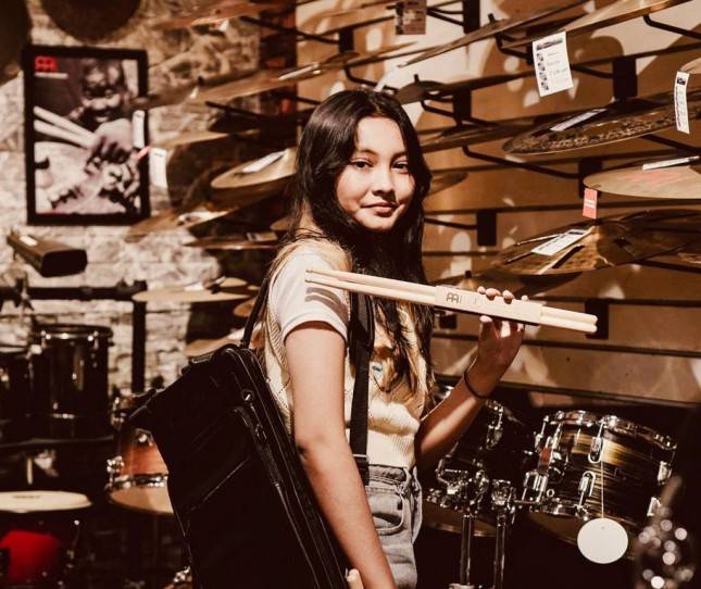 Dica Melo, Drummer Cantik, Resmi Jadi Brand Ambassador Stick Drum Meinl
