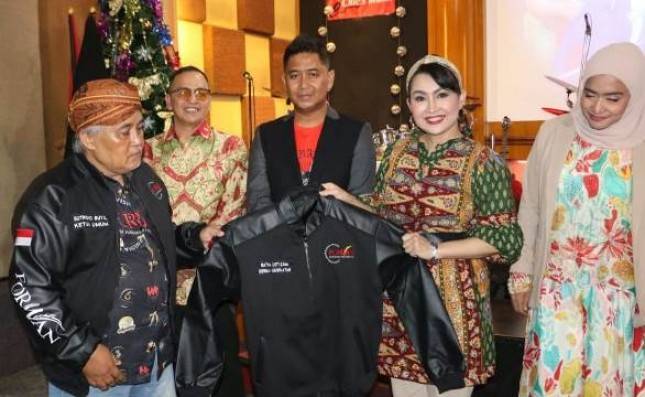 Logo Satu Dekade Diluncurkan oleh  Ratna Listy, Nana  Mardiana dan Panglima Langit