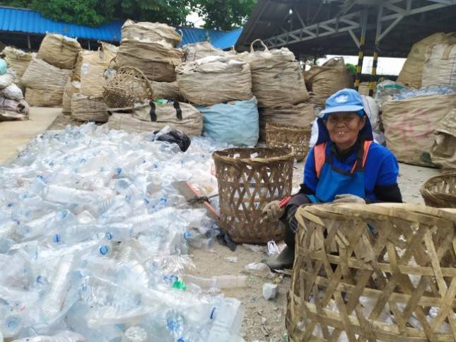 Unit Bisnis Daur Ulang Dampingan AQUA Berkontribusi dalam Pengelolaan Sampah Plastik di Indonesia