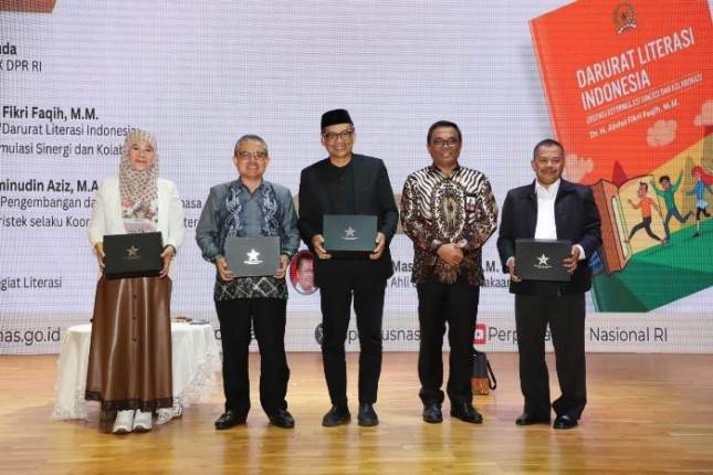 Berkolaborasi Dengan Perpusnas, Wakil Ketua Komisi X DPR Luncurkan Buku Darurat Literasi