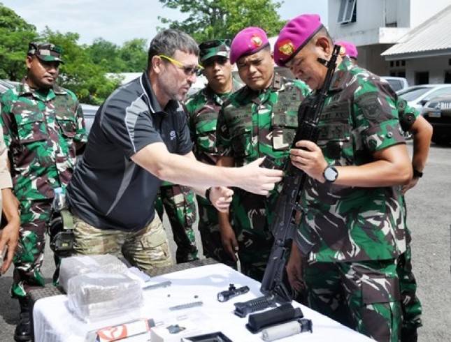 Wadan Kormar Tinjau Uji Fungsi  Senapan Serbu AKM
