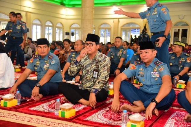Prajurit Marinir Buka  Puasa Bersama Ojek Online  dan Mastarakat Pesisir 