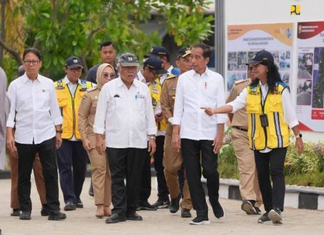 Pulihkan Aktivitas Sosial Ekonomi, Menteri Basuki Dampingi Presiden Jokowi Resmikan Rehab dan Rekonstruksi Bangunan Gedung Pascabencana Sulawesi Barat