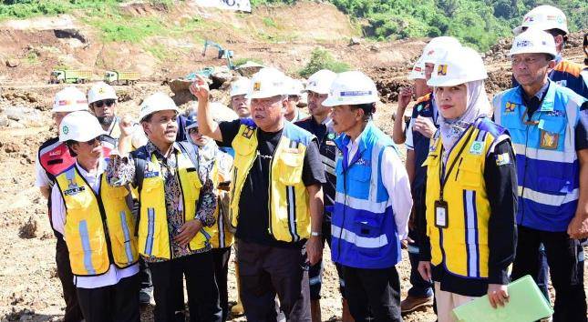 Tinjau Bendungan Meninting di NTB, Menteri Basuki Targetkan Selesai pada Agustus 2024
