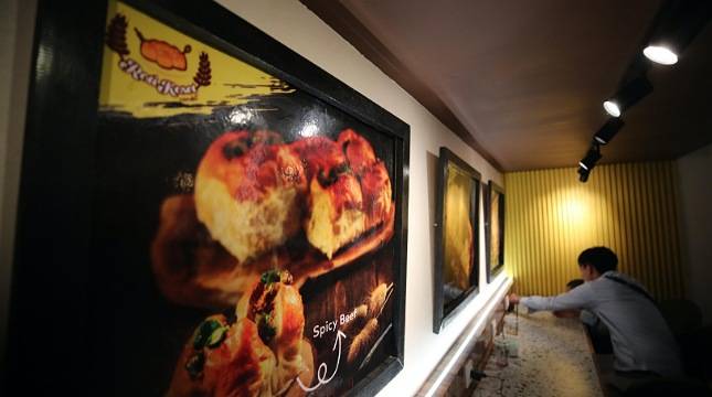 Fadil Jaidi dan Pak Muh Seru-seruan di Grand Opening Roti Keset Condet Kemang