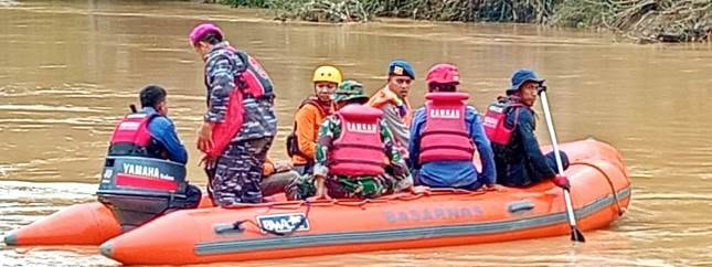 Memasuki Hari ke Empat, Prajurit  Martinir Terus  Mencari Korban Bencana di Luwu