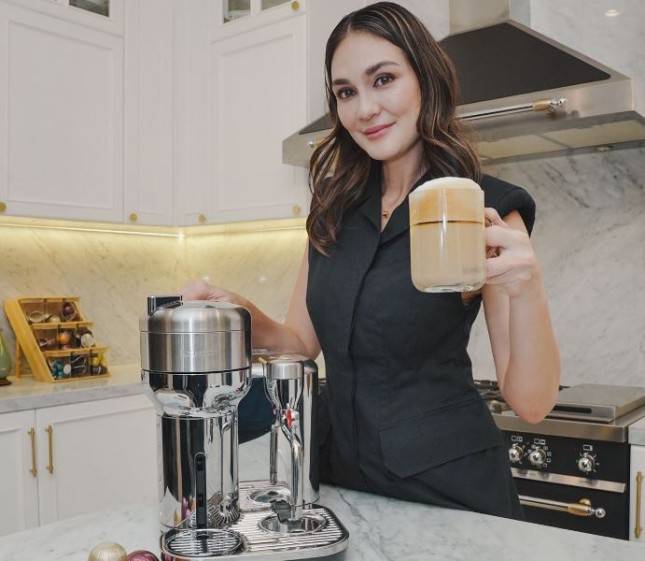  Intip Luna Maya Kreasikan Kopi Nikmat di Rumah Dengan Nespresso