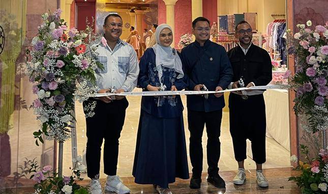 Ria Miranda Buka Toko ke-44 di Plaza Indonesia
